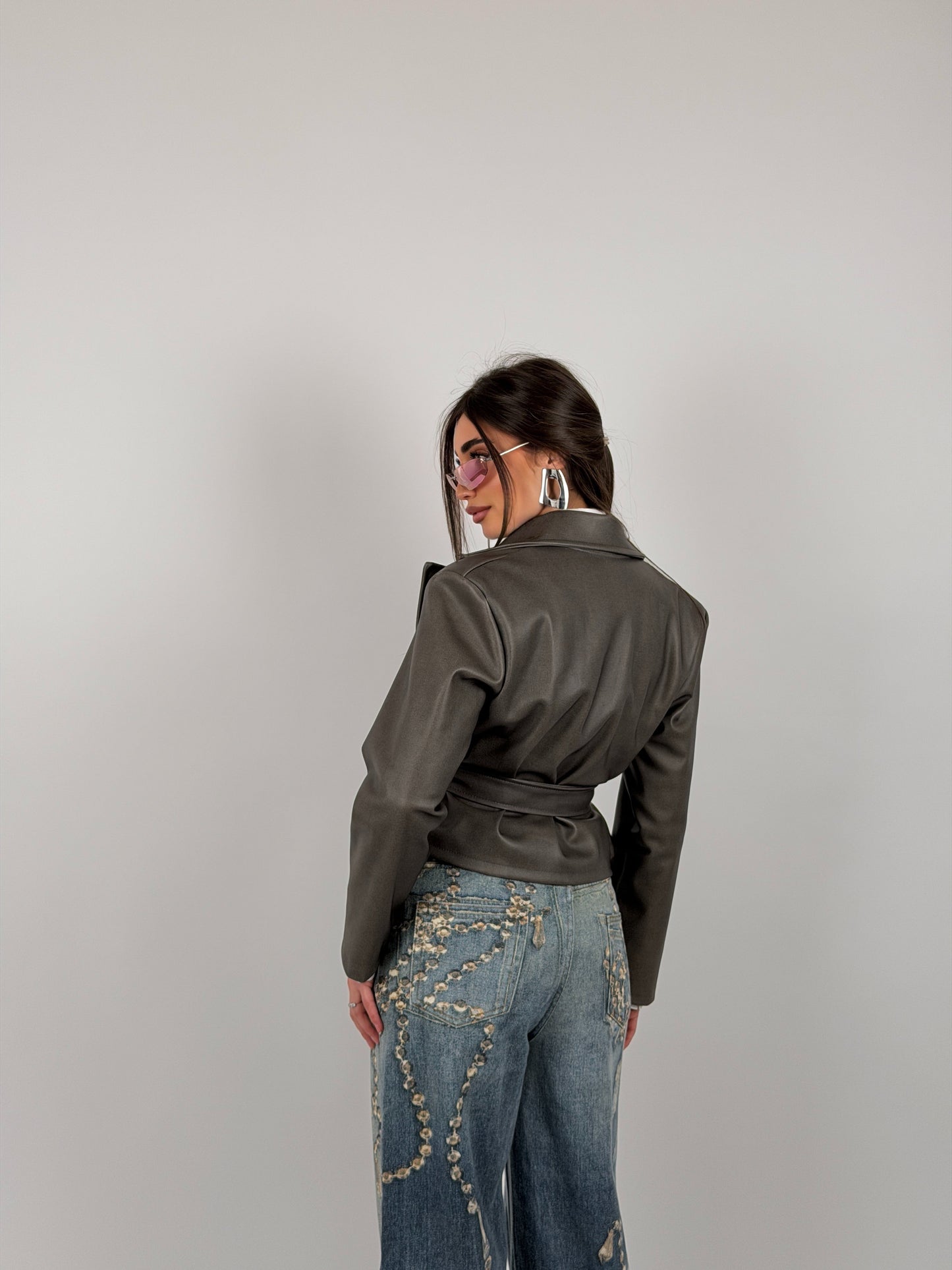 Chaqueta con cinturón en la cintura
