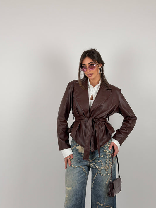 Chaqueta con cinturón en la cintura