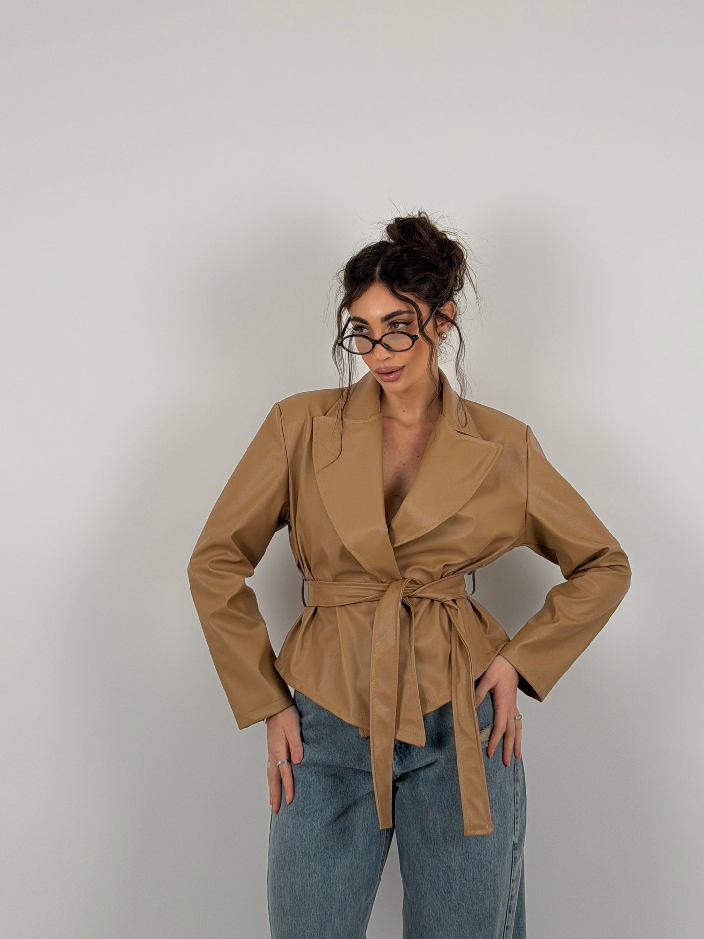 Chaqueta con cinturón en la cintura