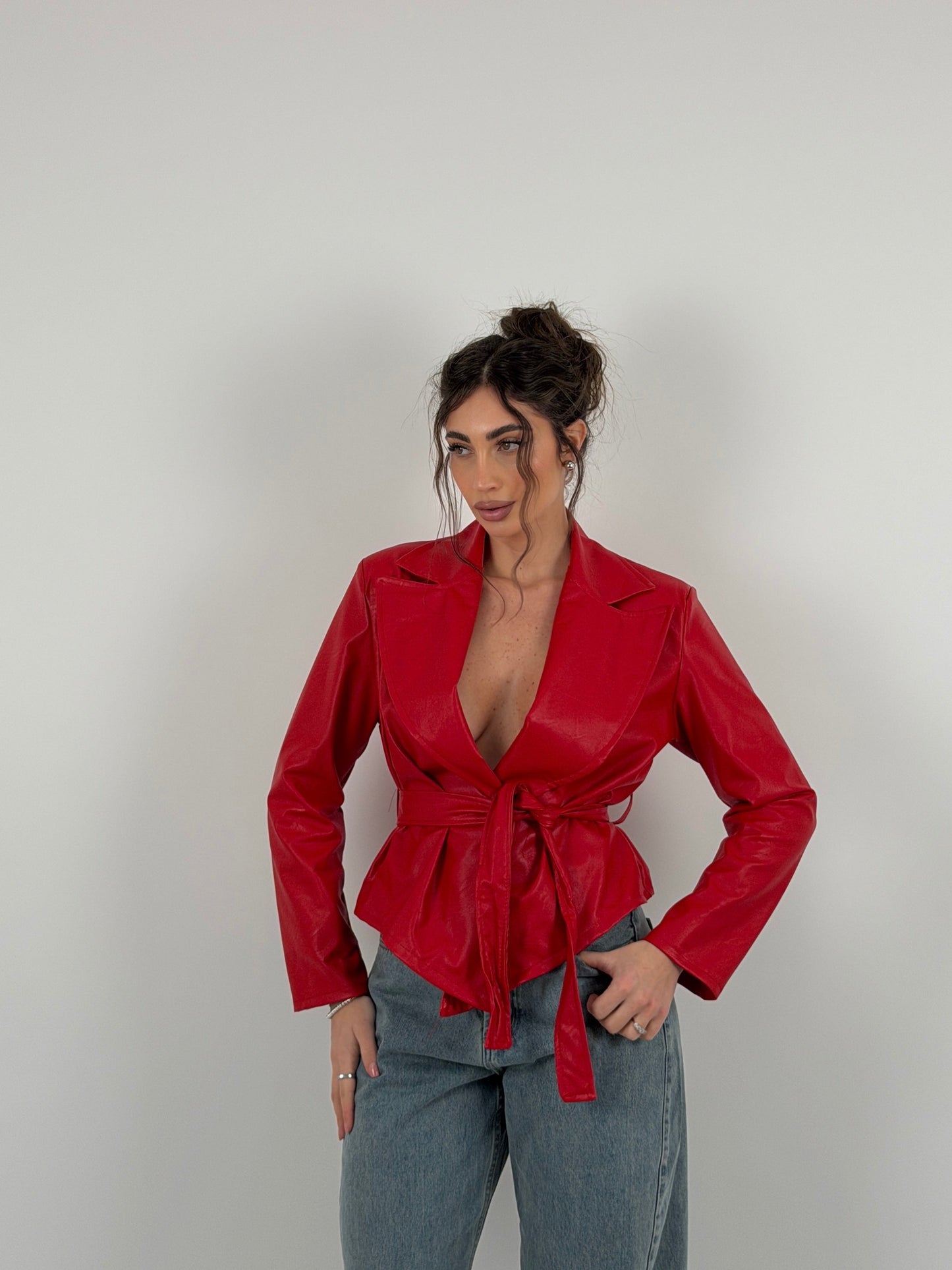 Chaqueta con cinturón en la cintura