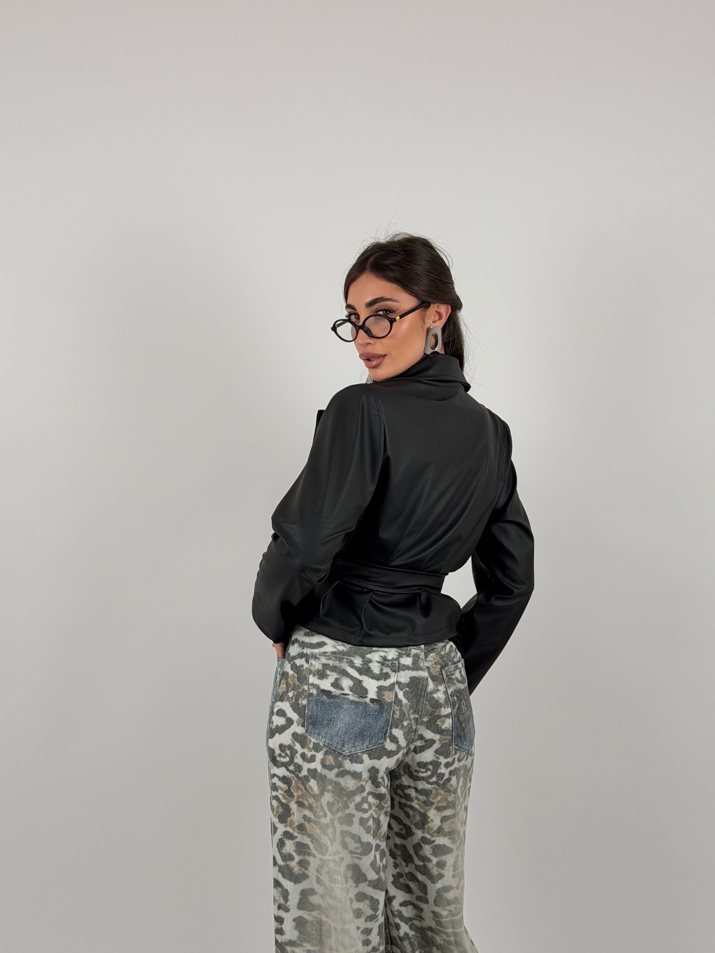 Chaqueta con cinturón en la cintura