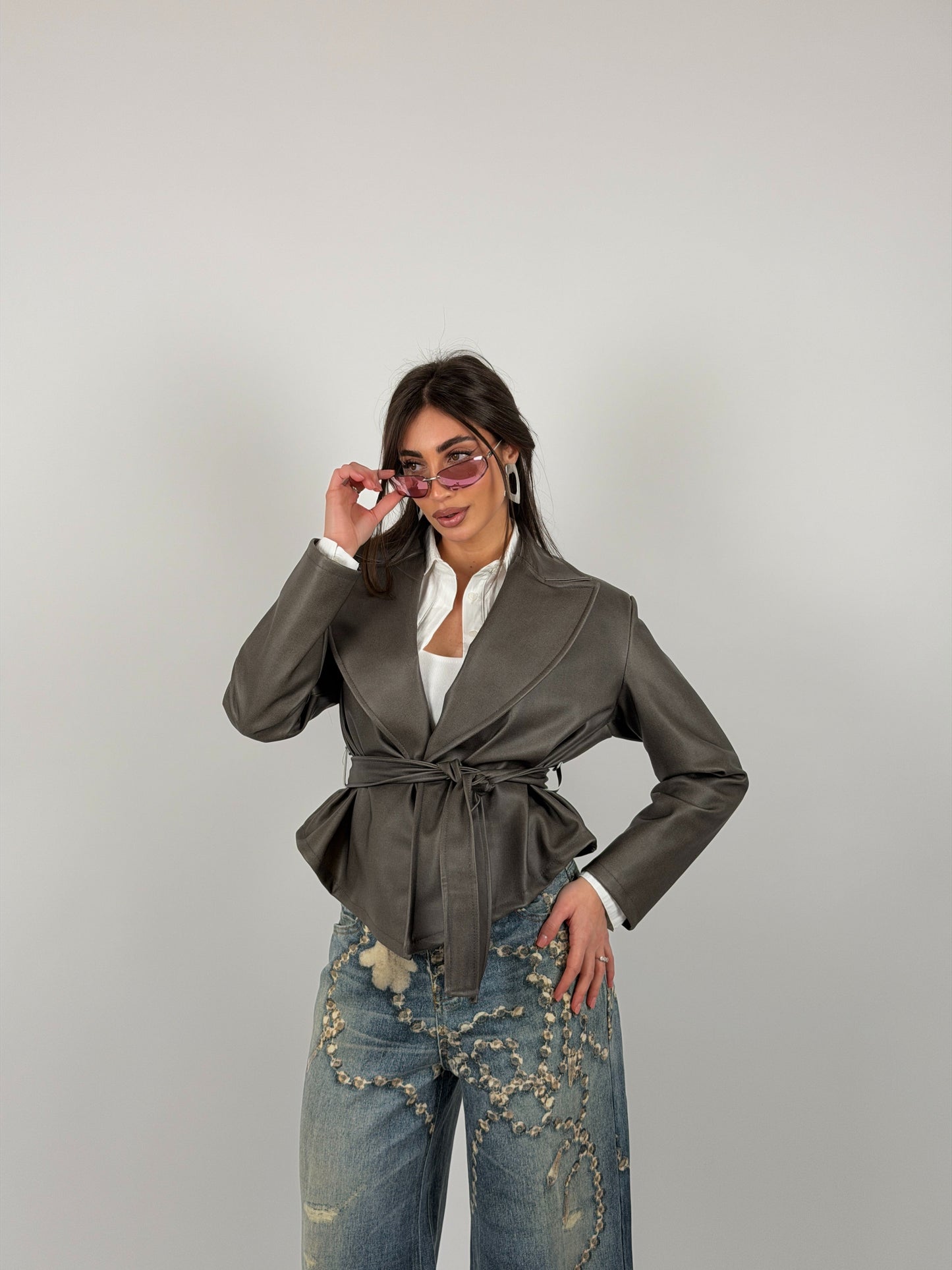 Chaqueta con cinturón en la cintura