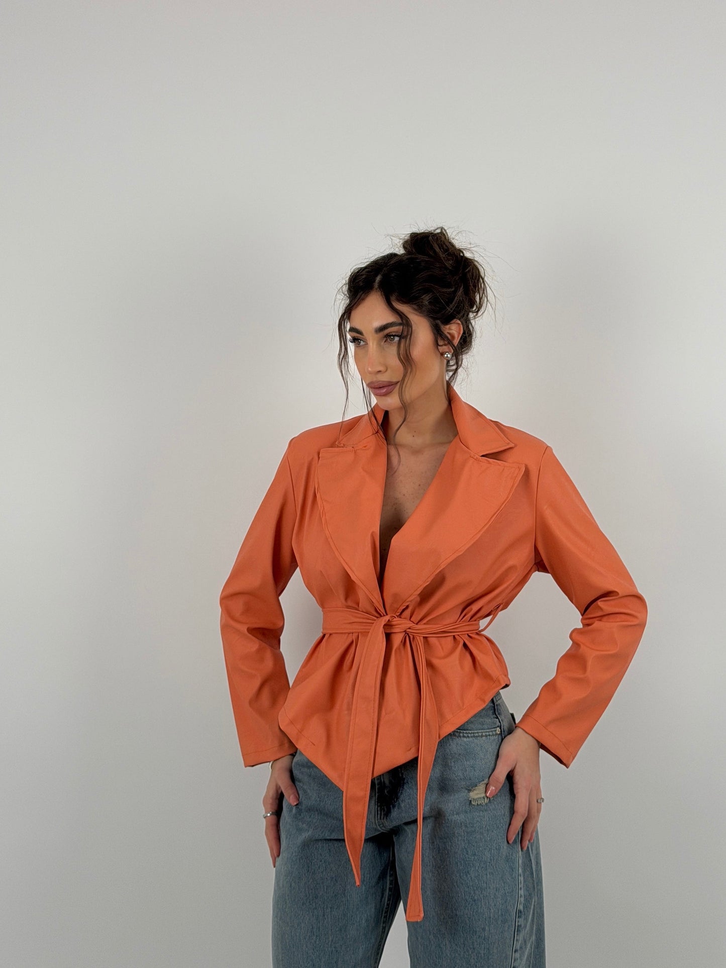 Chaqueta con cinturón en la cintura