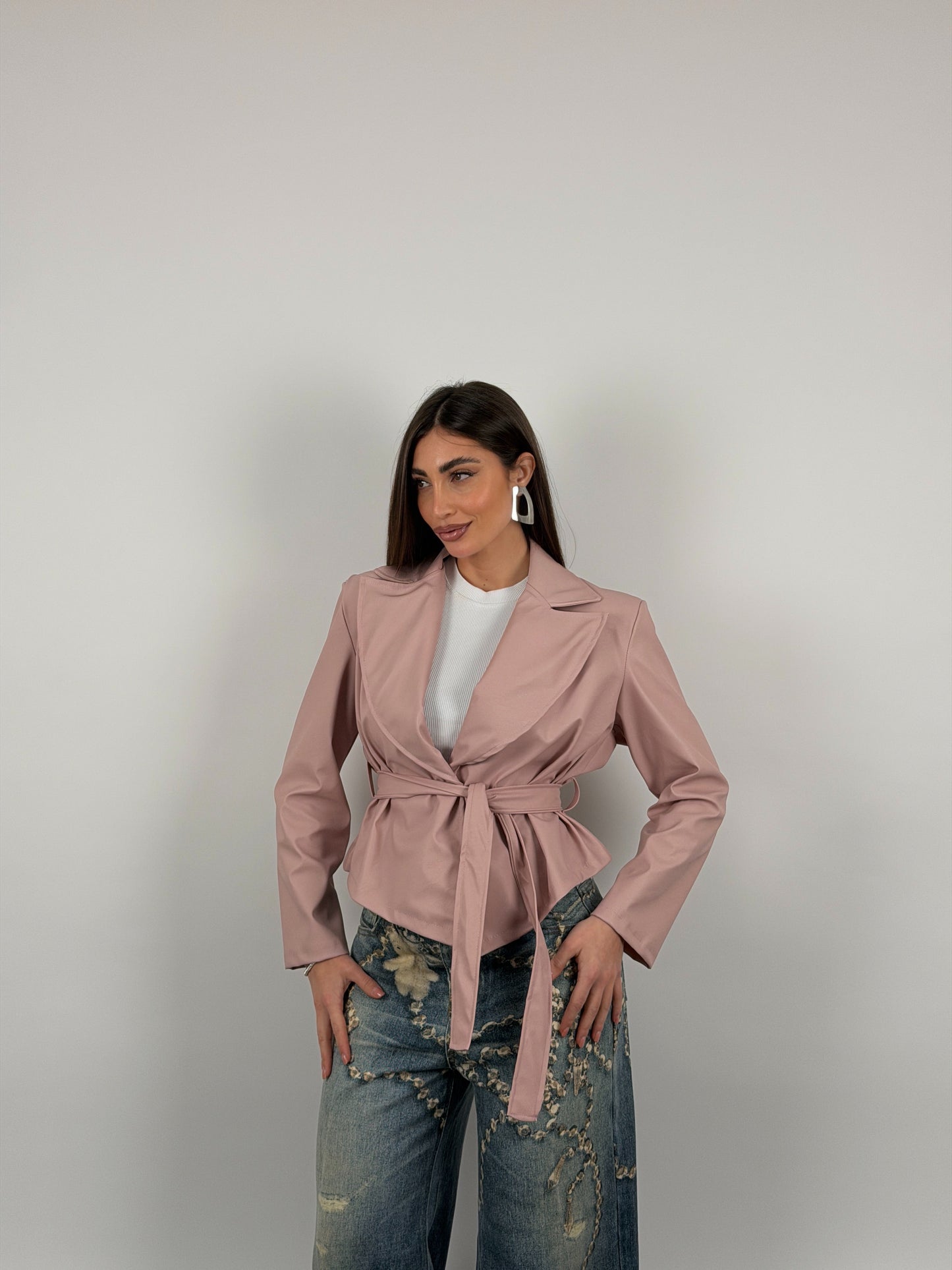 Chaqueta con cinturón en la cintura