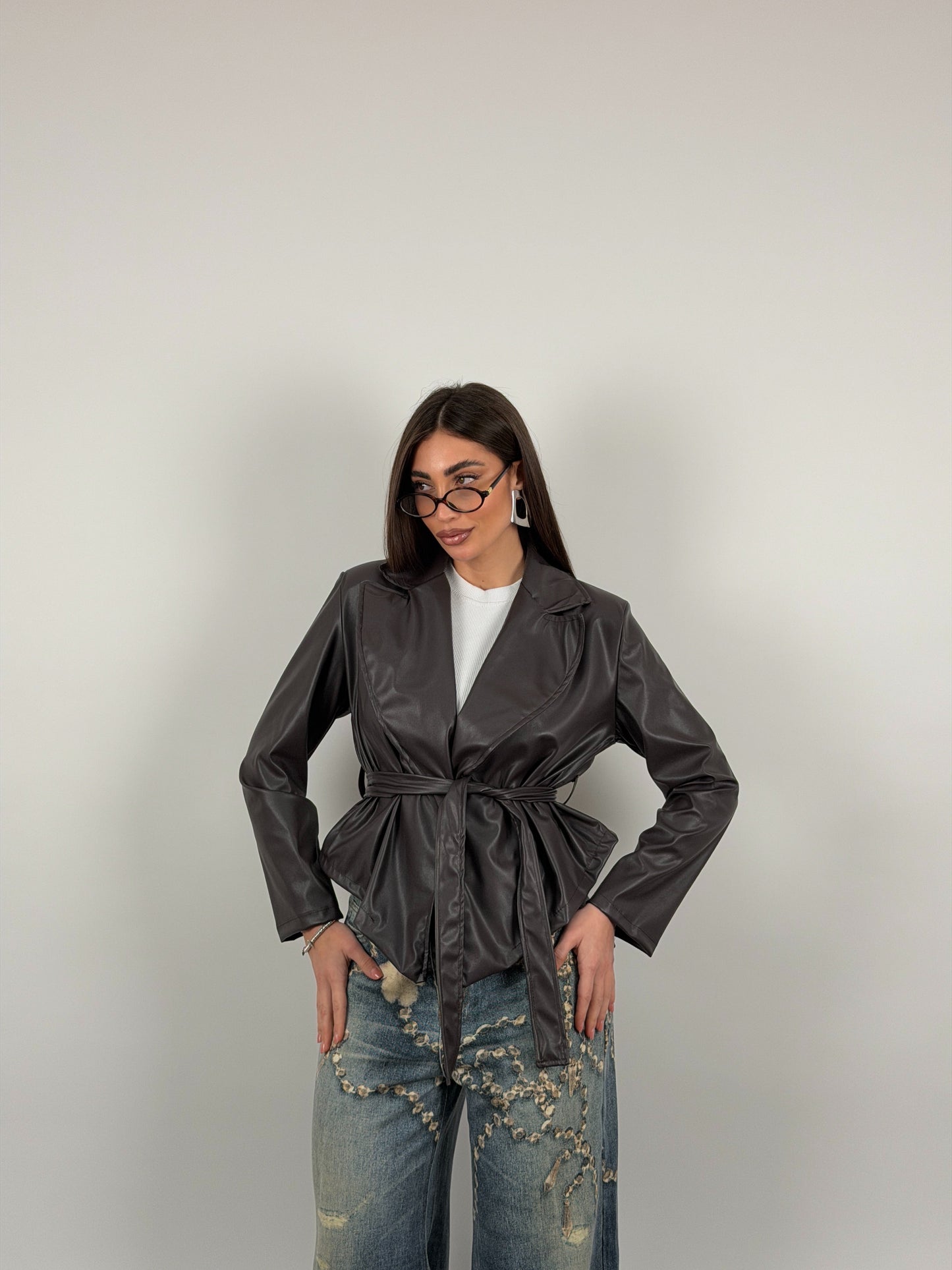 Chaqueta con cinturón en la cintura