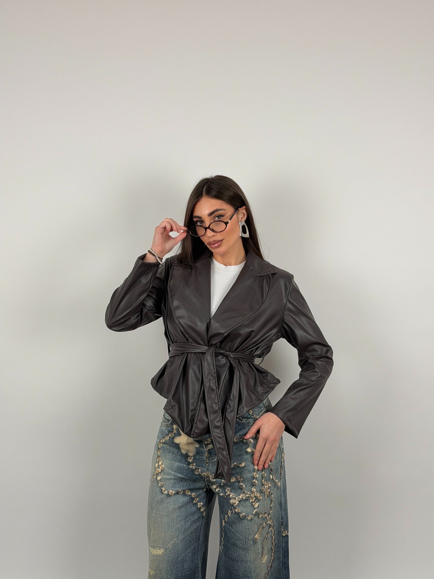 Chaqueta con cinturón en la cintura